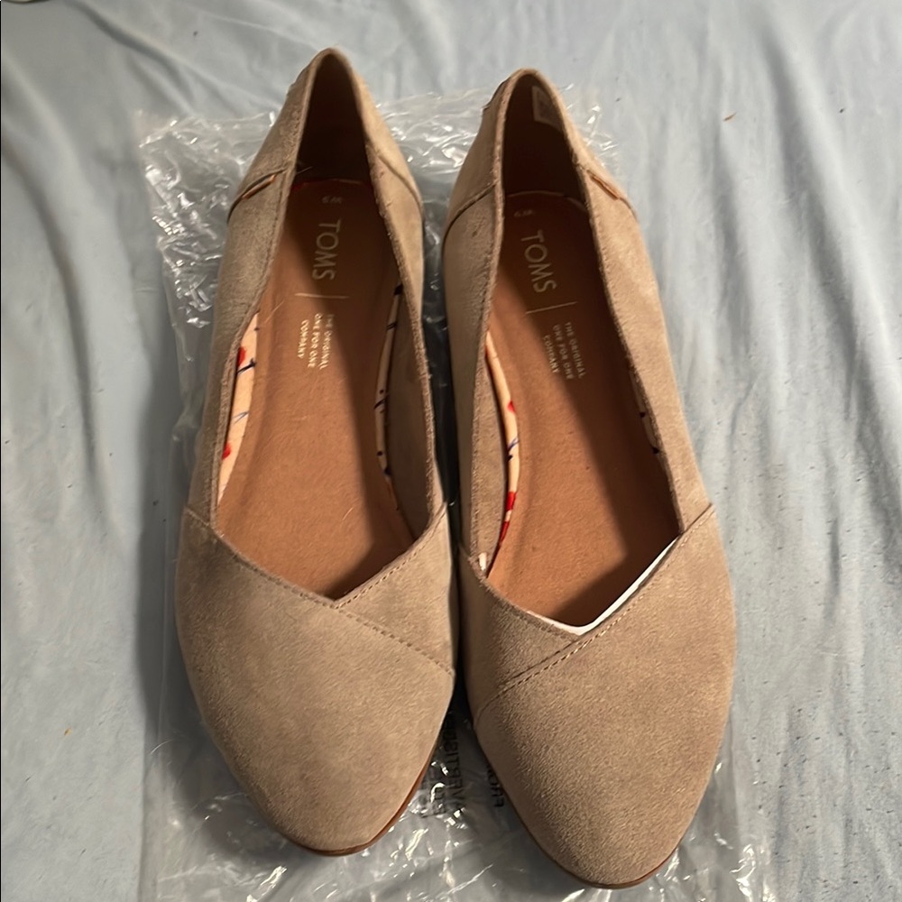 TOMS Women's Tan Flats size 9 New